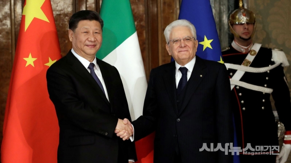 시진핑 중국 국가주석과 세르지오 마타렐라 이탈리아 대통령이 22일 이탈리아 로마의 퀴리날레궁전에서 만나 악수하는 모습 사진-voa