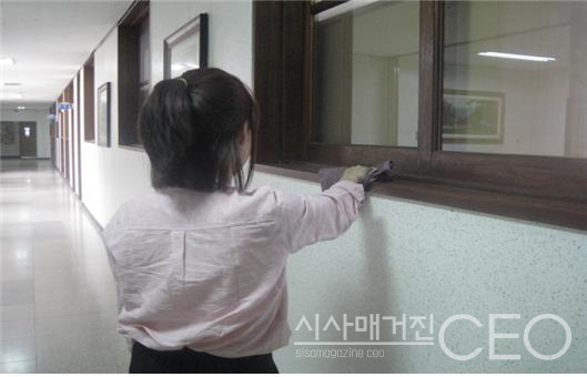동두천 송내초등학교에서 미세먼지 대비 안전생활을 실천하고 있는 학생의 모습 사진=시사매거진CEO(교육부 제공)