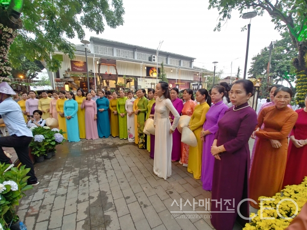 전통의상 아오자이를 입은 여성들이 모여 한 군데를 응시하고있다.  사진촬영=이 신 기자(베트남 후에시)