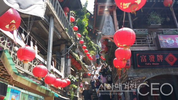 붉은 등과 계단으로 둘러싸인 거리 지우펀 (사진=이가영 기자)